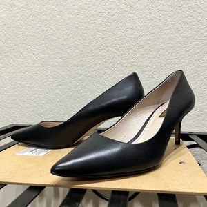 Louise et Cie Black leather Pointed 2.5" heel size 9M